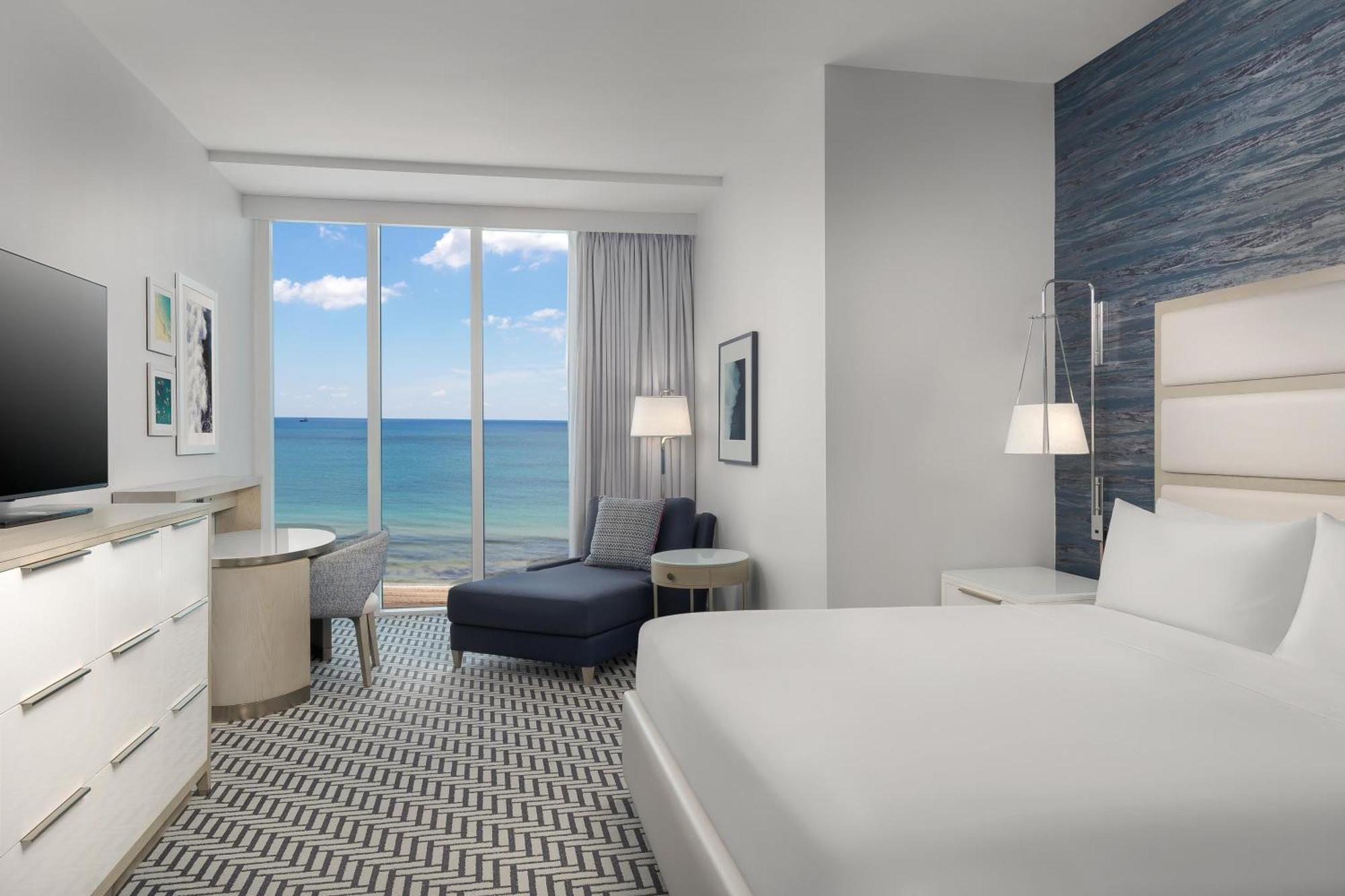 King Room Bath Tub Oceanfront Mobility Accessible,1774678817:JPEG